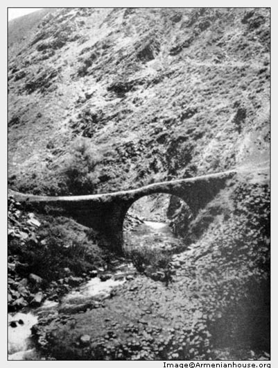 Հինավուրց կամուրջ Գառնիի ձորում